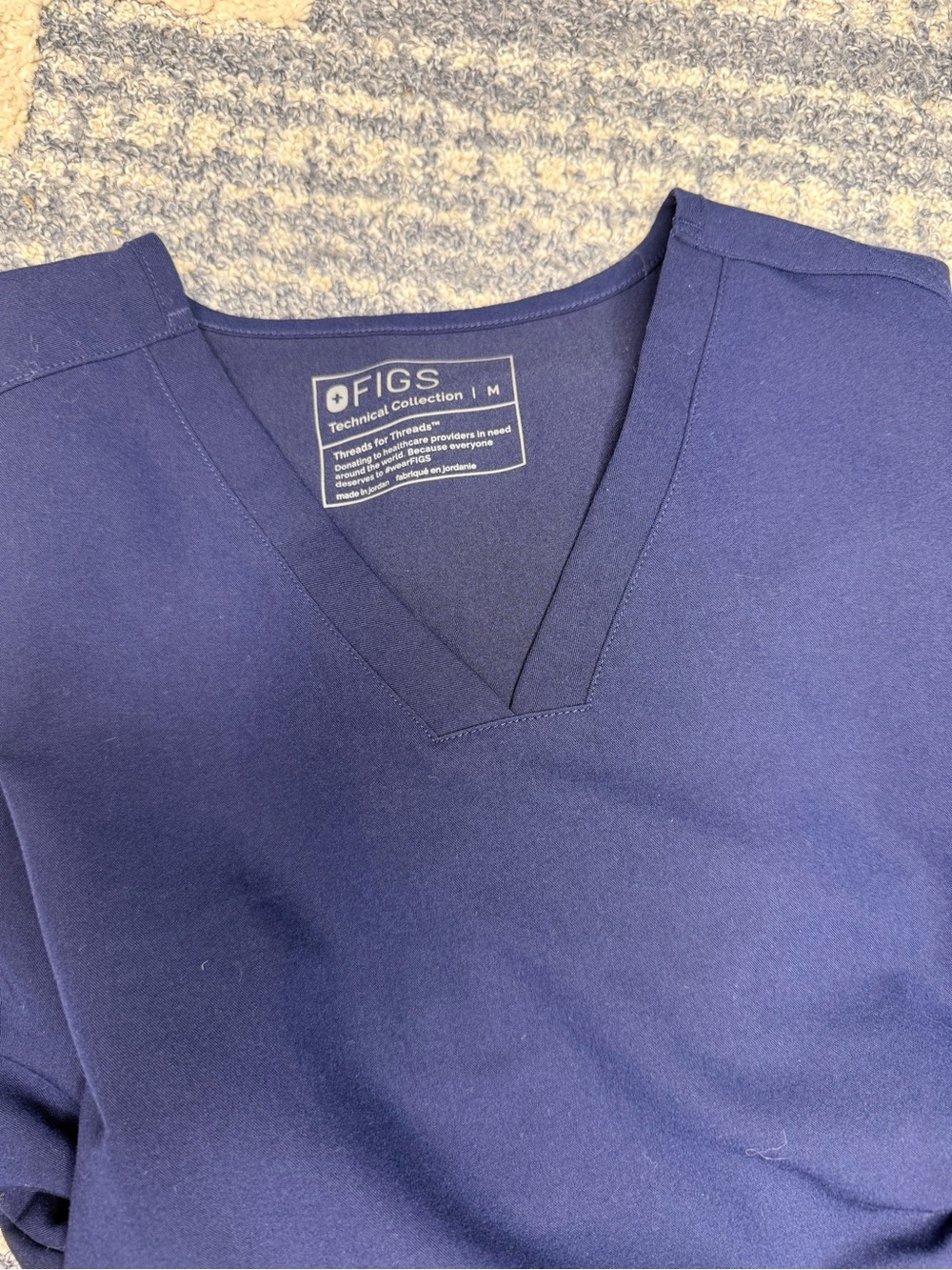 LIKE NEW FIGS Women’s Navy Scrub Top & Pants Set - Picture 2 of 5